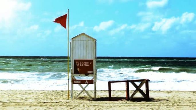 海滩上的红旗。小清新海滩守望者孤独