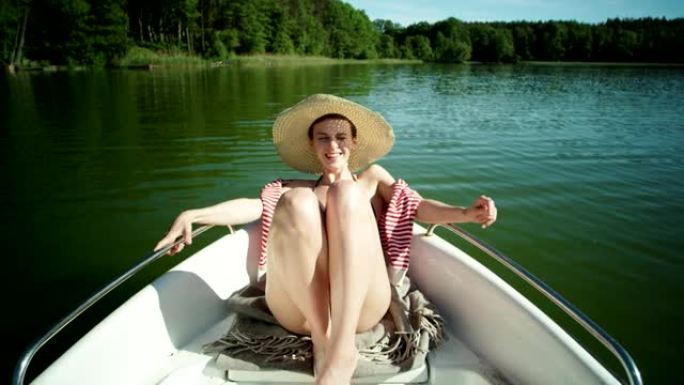 一个在船上放松的女人。田园风光