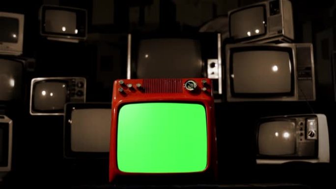 旧电视的黑色背景下的绿屏古董电视。棕褐色色调。多莉开枪了。