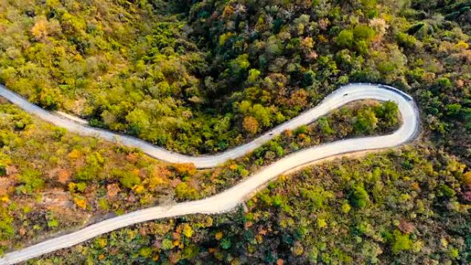 秋季鸟瞰图中的山路