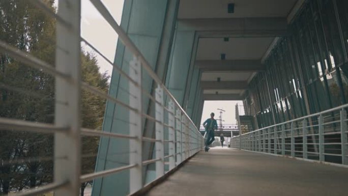 行人天桥上的男性乘坐电动推动踏板车