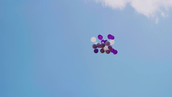 氦气球在蓝天上飞翔