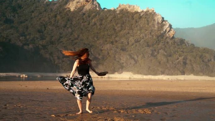 在海滩上跳舞的女孩