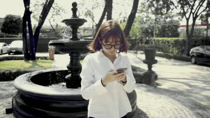 青少年在公园使用社交媒体