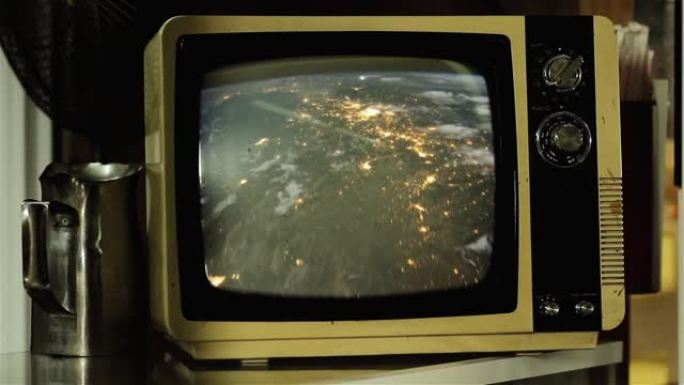 复古电视上的行星地球和城市灯光来自太空。