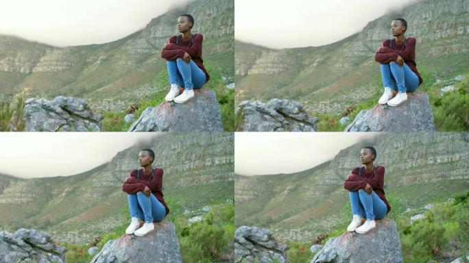 女人坐在4k乡村的一块岩石上