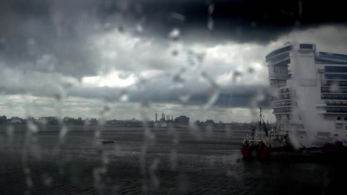 乌拉圭下雨天蒙得维的亚港的货船和游轮。