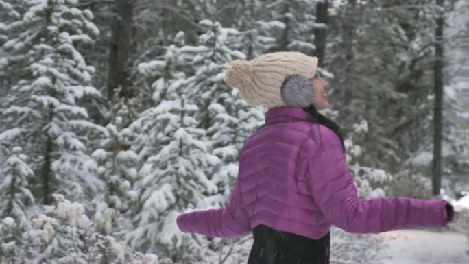 享受降雪的女人，慢动作