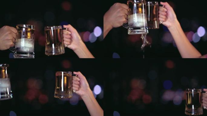 4k慢动作镜头，敬酒和叮当响两杯啤酒，晚上一起欢呼，模糊的bokeh城市背景，庆祝新年快乐和派对概念