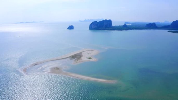 泰国南部Trang省海中的小海滩