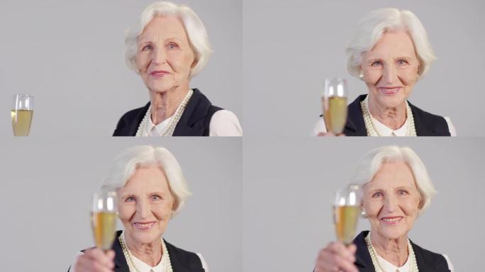 老年妇女举起一杯香槟