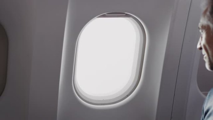 商人打开私人飞机的窗户