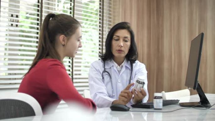 医生与患者交谈医生开药药品介绍药品推销