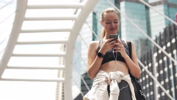城市中使用智能手机的运动女性