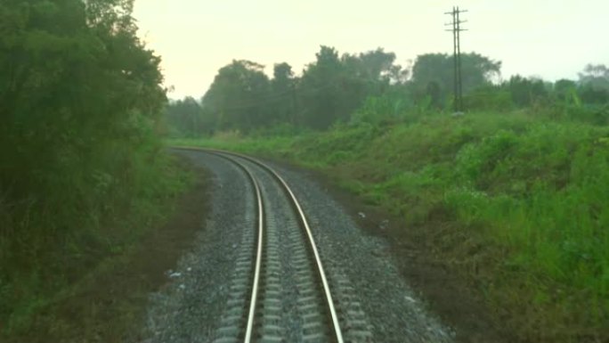 火车在日出时在铁路上行驶。