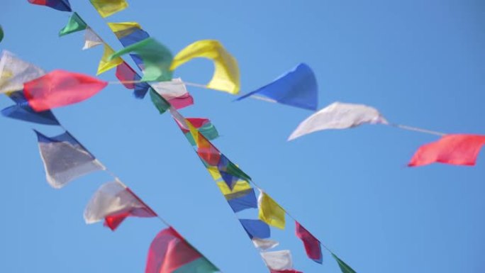 特写: 五颜六色的旗帜在秋风中飘动，吹过Swayambhunath。