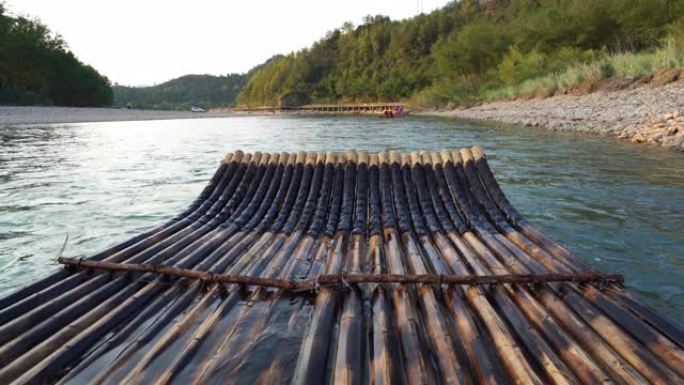 仙居河上的竹筏游山玩水绿水青山山清水秀