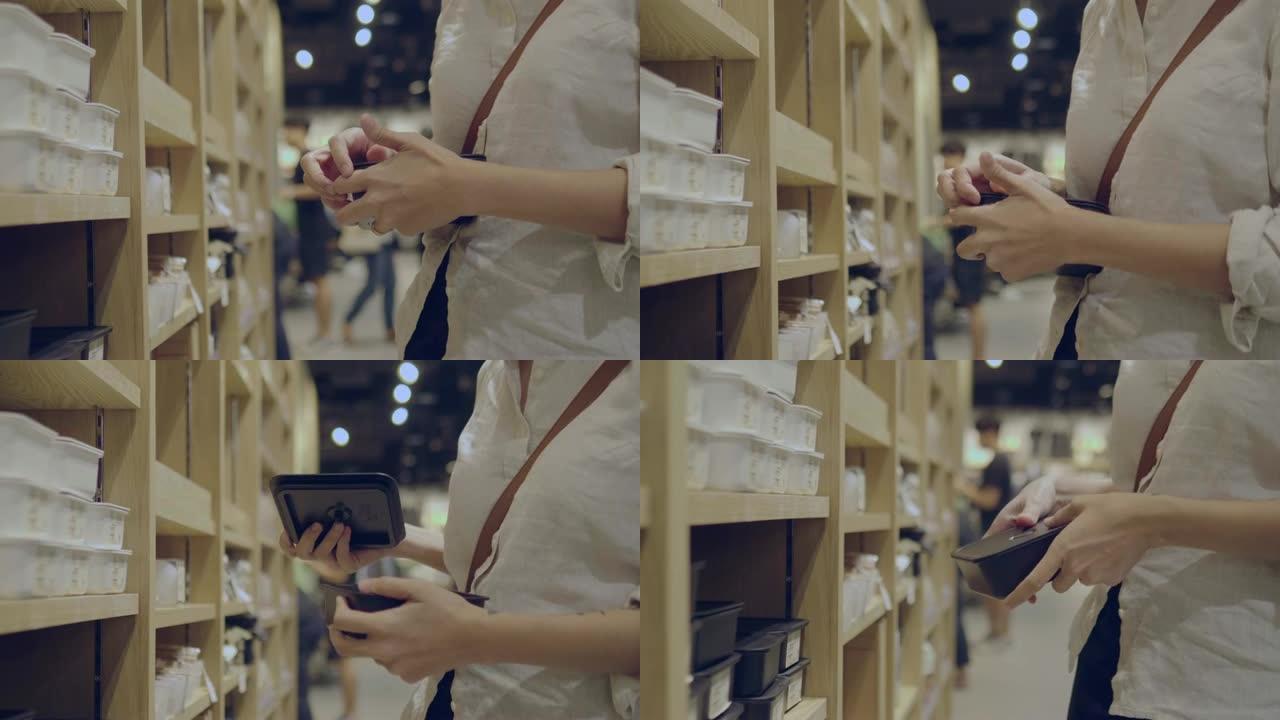 年轻女子在购物中心选择塑料盒