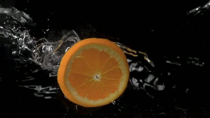 橙色的慢动作掉入水中并飞溅。