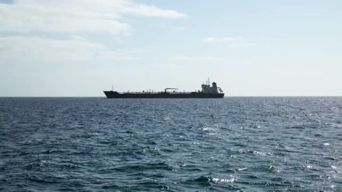 特内里费岛山区海岸线附近的航海船只