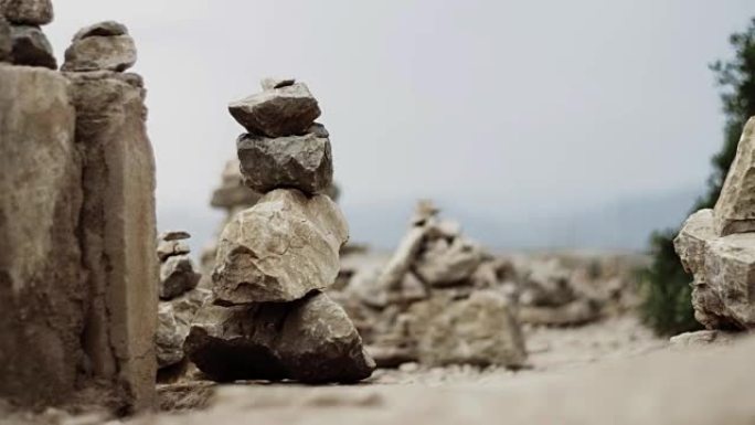 岩石海岸线上的神秘石塔