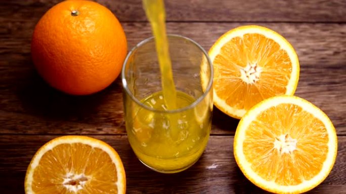 橙色juice pouring into cup