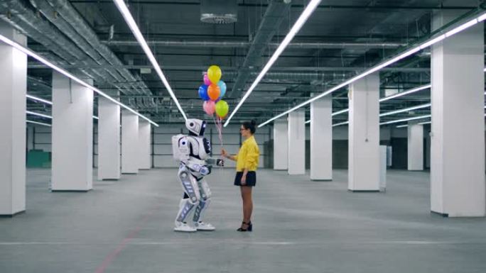 类似人类的机器人和一个女人拿着气球