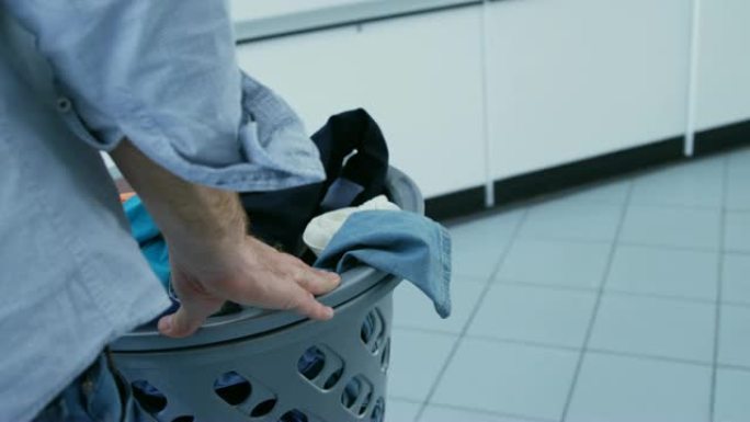 在4k自助洗衣店提着篮子手推车的女人