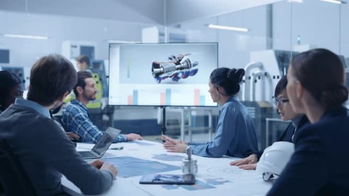 现代化工厂办公室会议室: 由工程师，经理和投资者组成的多元化团队在会议桌旁交谈，观看交互式电视，显示