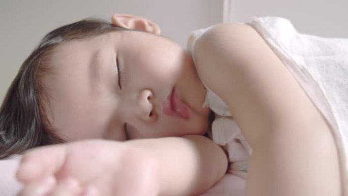 4k DCI分辨率女儿婴儿脸在家睡觉的特写镜头。