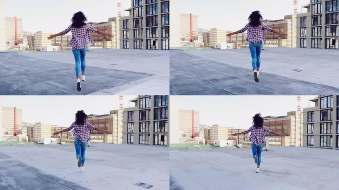 城市屋顶跑步的时尚年轻女子