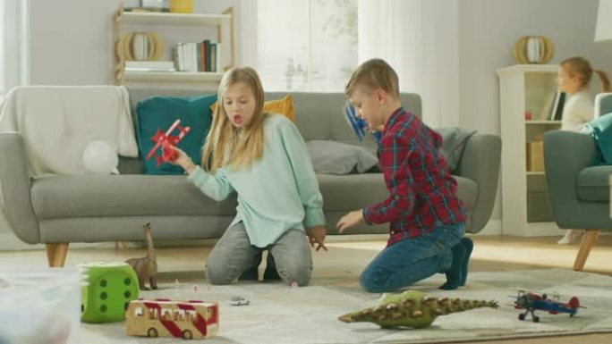 在客厅里: 男孩和女孩坐在地毯上玩玩具飞机和恐龙，最年轻的女孩在玩玩具时兜圈子。阳光明媚的客厅，孩子