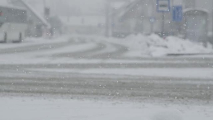 慢动作: 在田园诗般的冬日，暴风雪覆盖了空旷的柏油路。