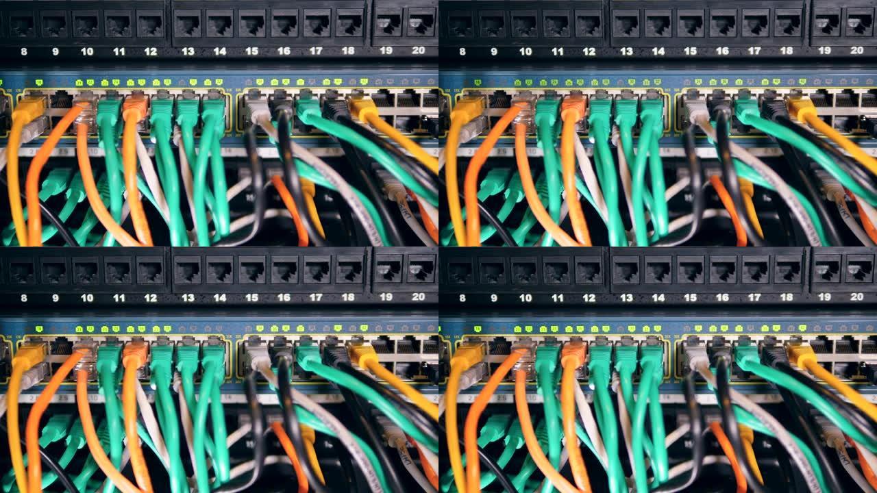 许多电线连接到一台工作的计算机。