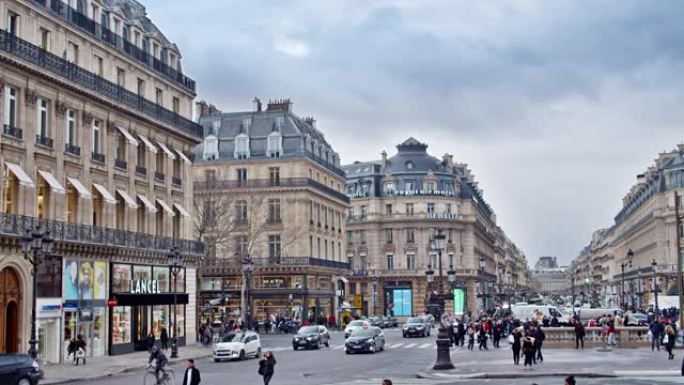 巴黎。人们走在繁忙的街道上，广场上。购物中心。