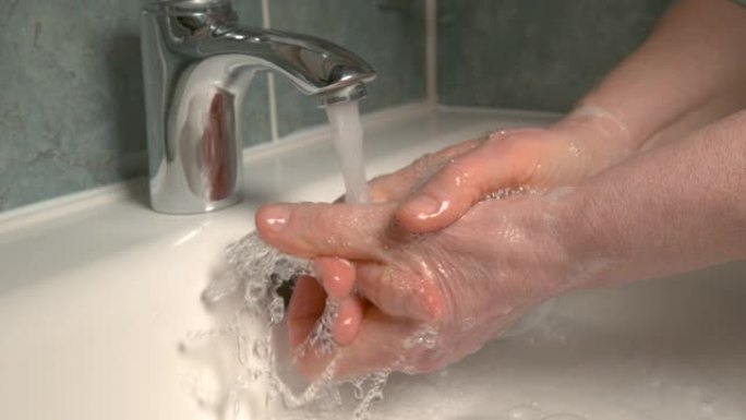 特写: 女人正在用肥皂洗手，以防冠状病毒