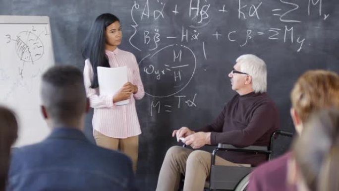 残疾教师与学生讨论方程式