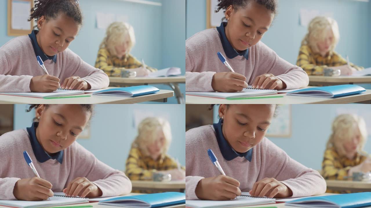 在小学教室里，聪明的黑人女孩在练习笔记本上写作，参加考试和写作考试。初中教室，一群聪明的孩子努力工作