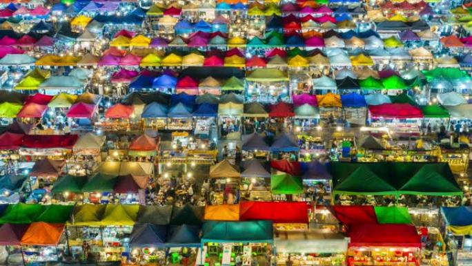 晚上在泰国曼谷夜市散步的人们的时间流逝，在剪辑中包括泰语，表示每个商店的名称