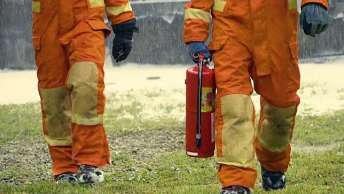 紧急现场的消防员救火英雄小黄人撤离火场