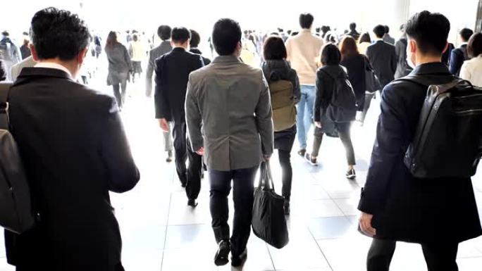 一众商人早上去上班日本东京