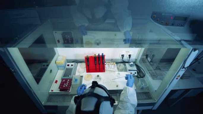 工人在开发疫苗时用液体填充样品管。冠状病毒，新型冠状病毒肺炎，2019-ncov药物研究概念。