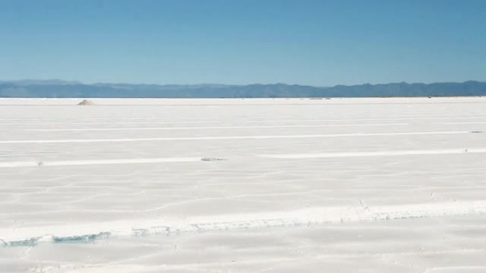 阿根廷盐滩。公园湿地景区旅游风光河流雪山