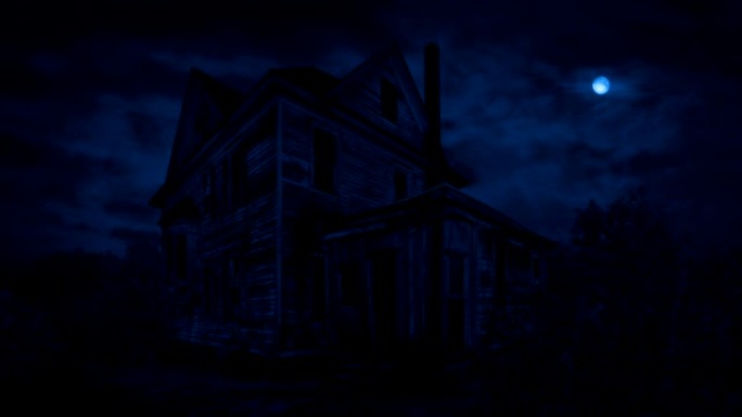 废弃的老房子上方的月亮