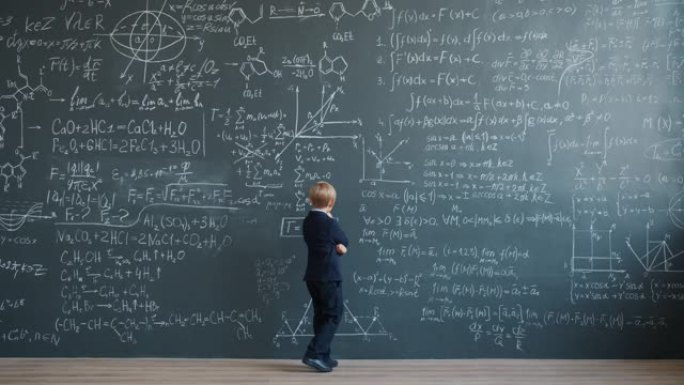 思考科学的小天才在课堂上用公式看着黑板