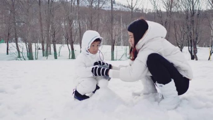 家庭堆雪人亲子运动周末时光陪护孩子