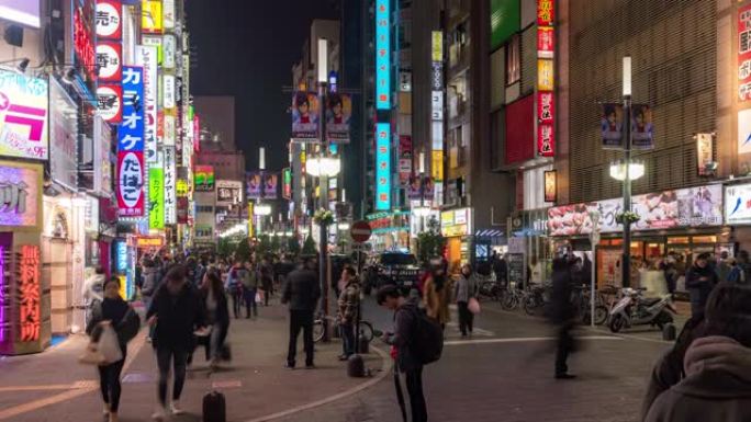 延时: 东京新宿歌舞伎町的行人和游客拥挤