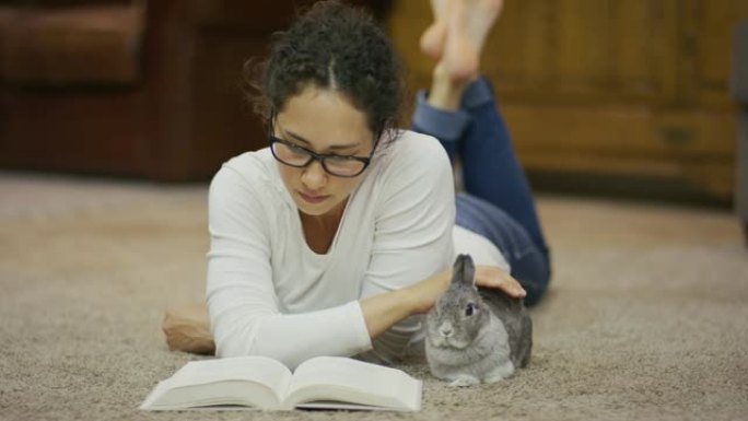 和她的兔子在地板上阅读
