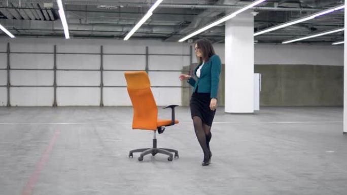 女经理正沿着大厅用滚动的椅子跳舞