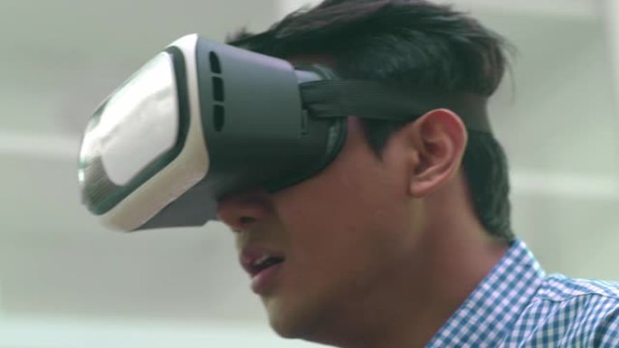 父亲玩VR游戏vr智能头盔